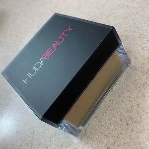 HUDA BEAUTY Easy Bake powder